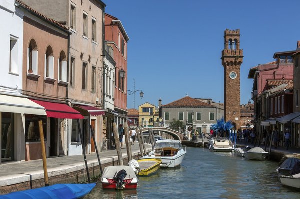 Où apprendre les techniques de soufflage de verre sur l'île de Murano, Italie : ateliers et artisans ?